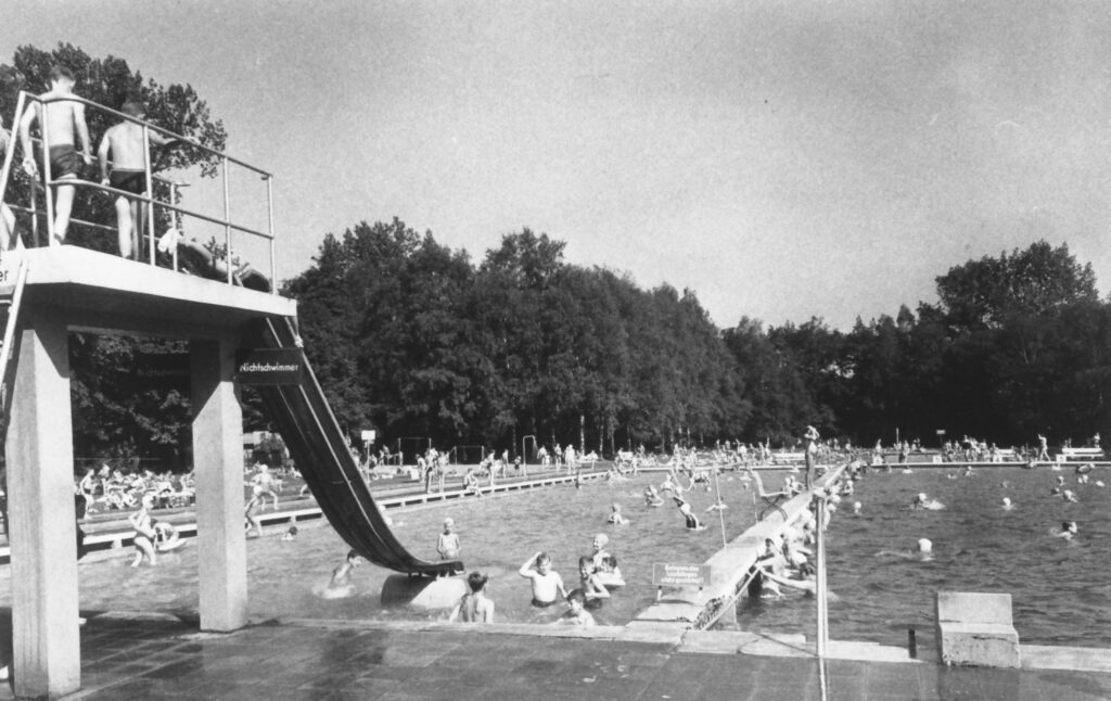 Ein altes Schwarz-Weiß-Foto eines Schwimmbades.