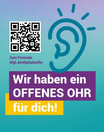 Ein stilisiertes Ohrensymbol mit einem QR-Code und dem deutschen Text "Wir haben ein OFFENES OHR für dich!" auf blau-grünem Hintergrund.