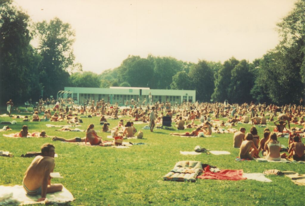 Eine Gruppe von Menschen, die im Gras liegen.
