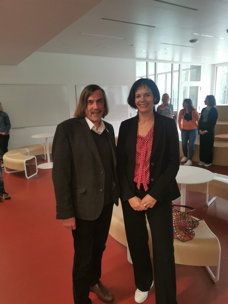 Ein Mann und eine Frau stehen nebeneinander.
