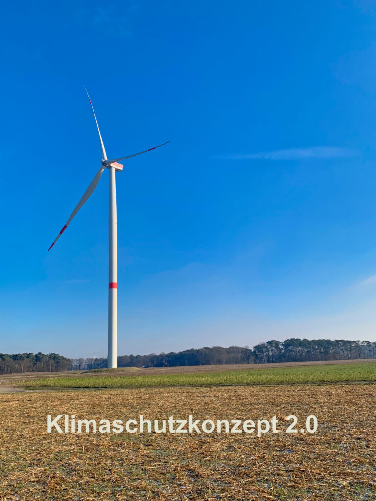 Eine Windkraftanlage mitten auf einem Feld.