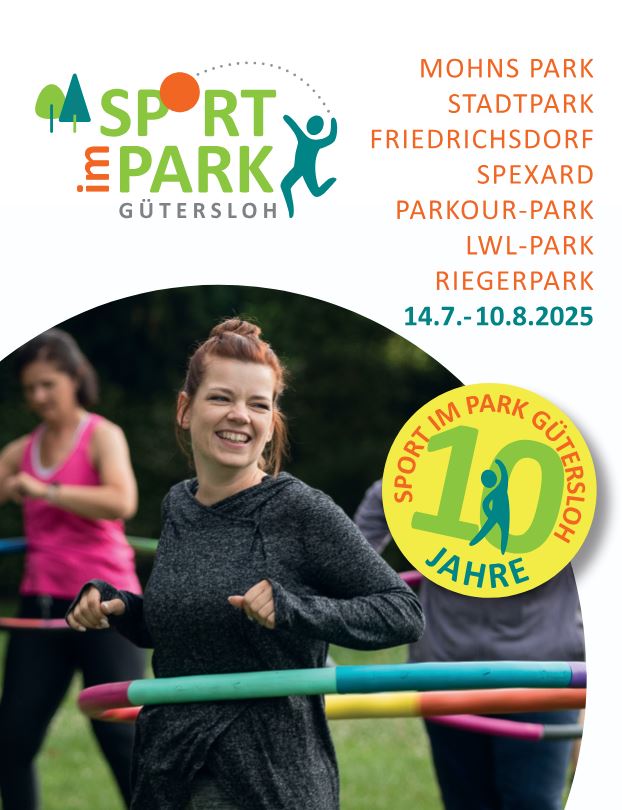 Menschen, die im Freien Hula-Hoop tanzen, mit Anzeige der Veranstaltungsdaten, des Standorts und der Plakette zum 10-jährigen Bestehen von "Sport im Park Gütersloh".